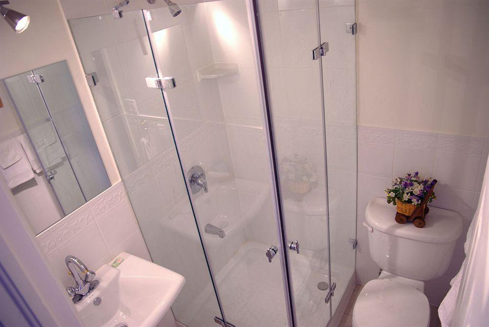 Urban Living Suites Toronto Szoba fotó